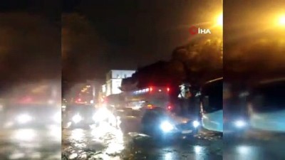 siddetli ruzgar -  İstanbul’da birçok ilçede şiddetli rüzgar ağaçları yola devirdi Videosu