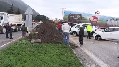 sut urunleri -  Kontrolden çıkan tır şarampole devrildi, bölgede uzun araç kuyrukları oluştu Videosu