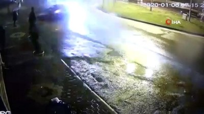  Otomobil ile servis aracı böyle çarpıştı 