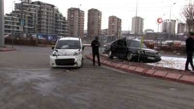 luks otomobil -  - Otomobil ile ticari araç çarpıştı: 9 yaralı Videosu