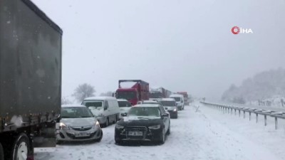  Yoğun kar yağışı ve TIR kazaları Bursa-Ankara yolunu kapattı 