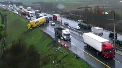  Bariyerlere çarpan tır, toprak alana savruldu 