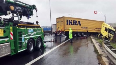  Bariyerlere çarpan tır, toprak alana savruldu