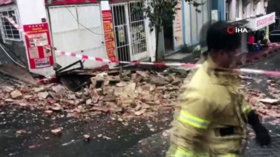 nadan -  Beyoğlu’nda iki katlı metruk binanın dış cephesi çöktü  Videosu