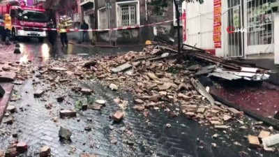  Beyoğlu'nda metruk binanın dış cephesi çöktü 