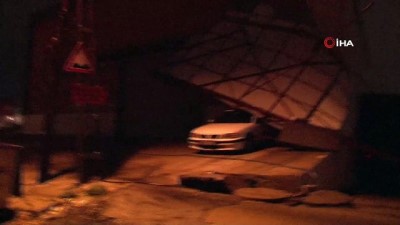 saganak yagmur -  Bir hafta önce aldığı aracın üzerine çatı düştü  Videosu
