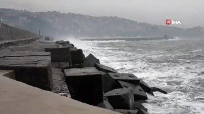 siddetli ruzgar -  Dev dalgalar 7 metrelik istinat duvarını aştı  Videosu
