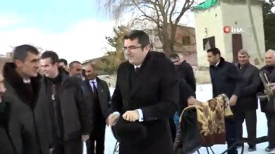 ressam -  Erzurum Valisi Memiş, atlı kızağa binerek süt ve besi tesislerini inceledi  Videosu