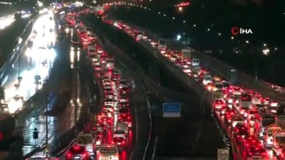yagmurlu -  İstanbul’da trafik yüzde 80’lere ulaştı Videosu