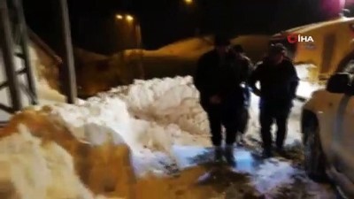 kalp hastasi -  Kardan yolu kapanan köydeki hasta 6 saatlik çalışmayla hastaneye ulaştırıldı  Videosu