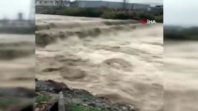 mahsur kaldi -  - Mersin'de sel suları araçları sürükledi  Videosu