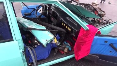  Refüje çarpan araç hurdaya döndü: 2 ağır yaralı 