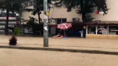 sanayi sitesi -  Sel sularını eğlenceye çevirdi, plastik leğenden tekne yapıp yüzdü Videosu