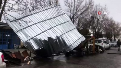  Silivri’de şiddetli rüzgar iş yerinin çatısını uçurdu