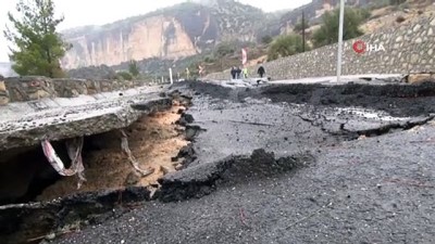  Mersin'de heyelan nedeniyle yol çöktü 