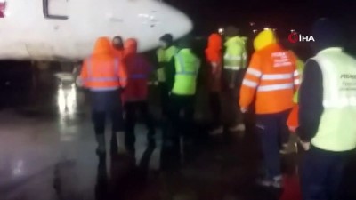 asus -  Sabiha Gökçen’de çamura saplanan uçağın kurtarılma çalışması böyle görüntülendi  Videosu