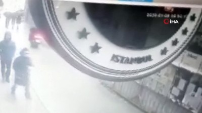 Beyoğlu'nda tadilat halindeki bina böyle çöktü 