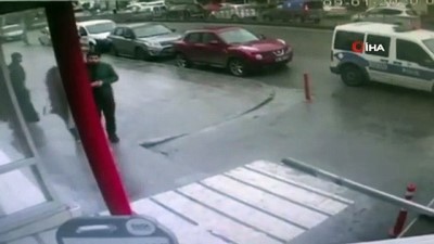  Önce sırtından bıçakladı, sonra hastaneye götürdü 