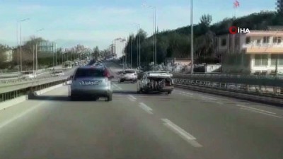 amator kamera -  Seyir halindeki otomobilin bagajında tehlikeli yolculuk kamerada  Videosu