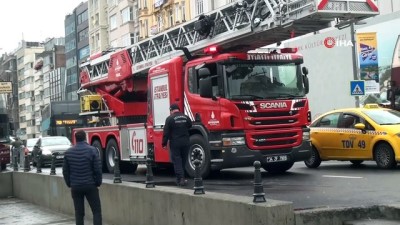 siddetli firtina -  Taksim’de yırtılan dev Türk bayrağı değiştirildi  Videosu