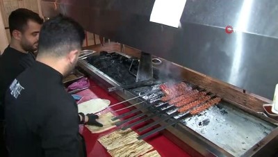 twitter -  Üniversite öğrencilerine ücretsiz kebap  Videosu