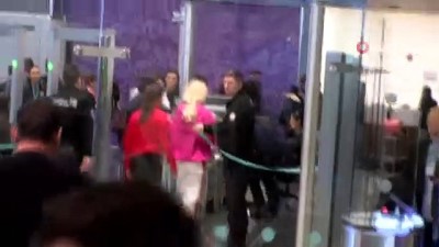 guvenlik kontrolu -  Ünlü şarkıcı Aleyna Tilki, havalimanında güvenlik görevlisi ve yolcuyla tartıştı, uçağı kaçırdı Videosu