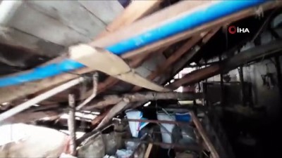 yagan -  Üzerinde kar biriken ahırın çatısı çöktü, hayvanlar enkaz altında kaldı Videosu