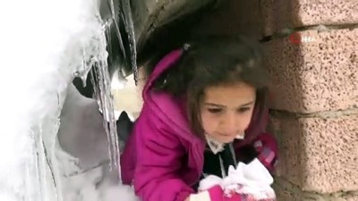 kar kalinligi -  Yoğun kar yağışı nedeniyle tek katlı evler kara gömüldü  Videosu