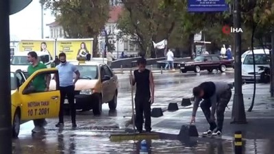 yagmur suyu -  7 bin liralık telefonunu paçaları sıvayıp yağmur sularında aradı Videosu