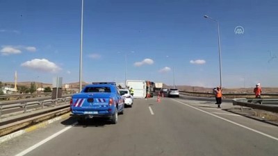 Devrilen mazot yüklü tırın sürücüsü yaralandı - SİVAS