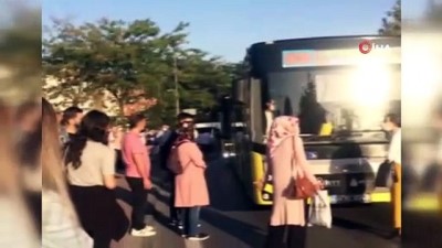  Esenler'de doluluk yüzünden binemediği gerekçesiyle bir kadın otobüsün önünü kesti