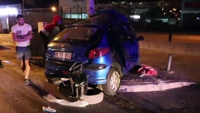 İzmir'de aydınlatma direğine çarpan otomobilin sürücüsü ağır yaralandı
