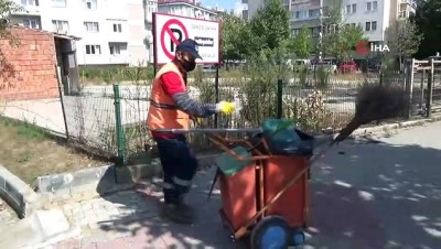 temizlik iscisi -  Kargayı eliyle besleyen temizlik işçisi altınla ödüllendirildi Videosu