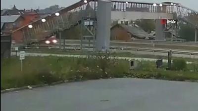 uttu -  - Rusya'da dikkatsiz kamyon sürücüsü canından oldu
- Damperi açık unutan sürücü üst geçidi devirince ezilerek öldü Videosu