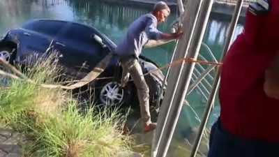 Sulama kanalına devrilen otomobilin sürücüsünü vatandaşlar kurtardı - ADANA