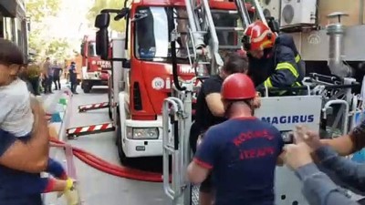 Yangın çıkan apartmanda mahsur kalan 6 kişiyi itfaiye kurtardı - KOCAELİ