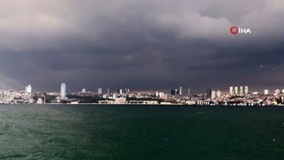  - İstanbul'da gökyüzünü kara bulutlar sardı