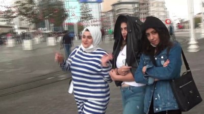  İstiklal Caddesi’nde yağmur etkili oldu