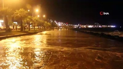 dovme -  Karadeniz'de dev dalgalar oluştu, deniz yola taştı Videosu