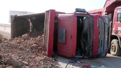 tas ocagi -  Taş yüklü kamyon yan yattı: 1 yaralı Videosu