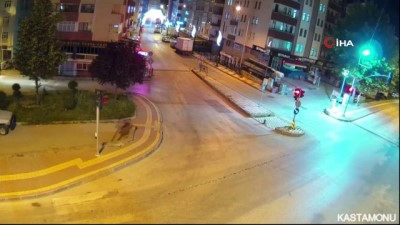  Dikkatsiz sürücüler kavşakta çarpıştı, otomobiller paramparça oldu