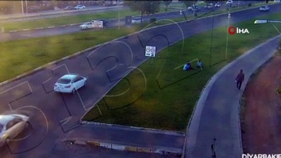  Kontrolünü kaybettiği otomobil ile kaldırıma çıkıp havada asılı kaldı