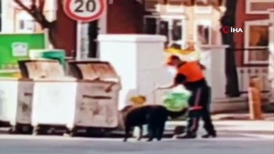 temizlik iscisi -  Pendik’te yürekleri ısıtan görüntü...Temizlik işçisi süpürgesiyle sokak köpeğine masaj yaptı Videosu