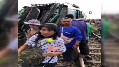  - Tayland'da otobüsle tren çarpıştı: 20 ölü 29 yaralı