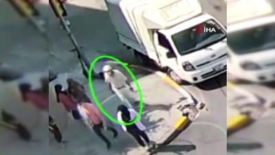 yaya gecidi -  Yolun karşısına geçmeye çalışan vatandaşların üzerine araç sürüp hırsızlık yaptılar Videosu