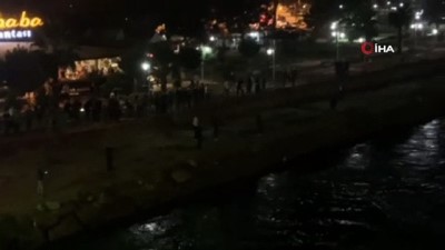 demir korkuluk -  Araçtan inen şahıs köprüden Fırat Nehri'ne atladı Videosu