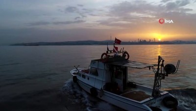  İstanbul Boğazında balıkçıların zorlu mesaisi