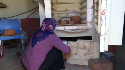  Kadınlar çamura şekil vererek ekonomik kazanç elde ediyor