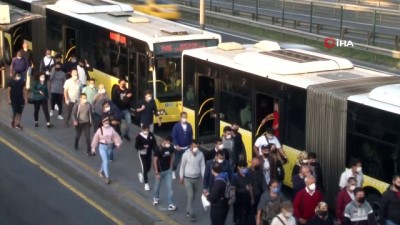  Okulların açılmasıyla İstanbul’da trafik yoğunluğu yaşandı