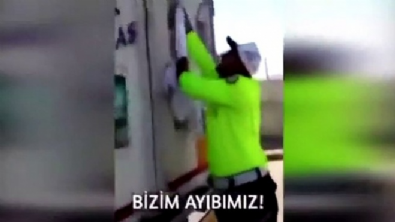 Sosyal medya bunu konuşuyor! Çevirme yapan trafik polisi şehit resimlerini elleriyle temizledi!